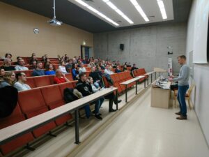 Täis loengusaal kuulajaid Austraalia teemalisel koolitusel