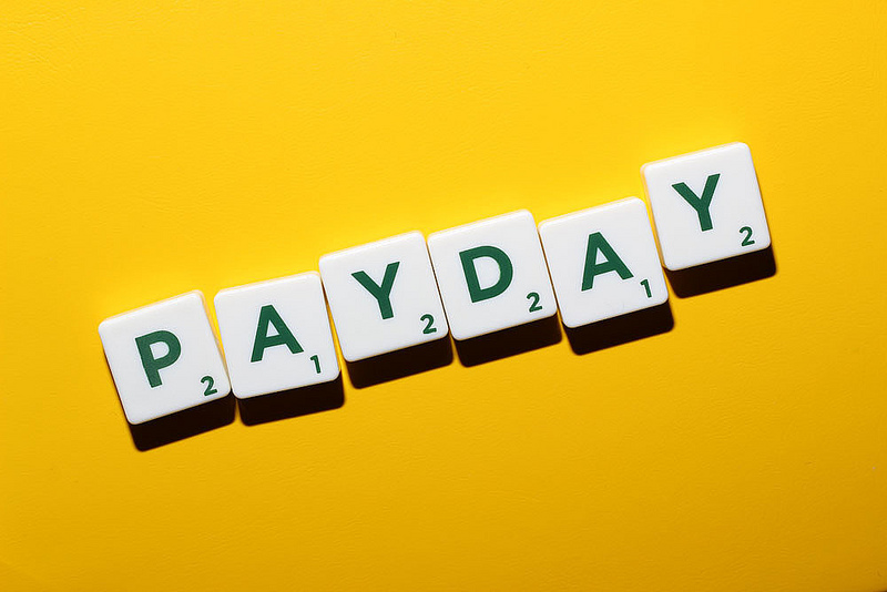 Tähetahvlitest laotud sõna payday kollasel taustal