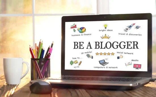 Sülearvuti ekraanil ingliskeelne üleskutse be a blogger töölaual
