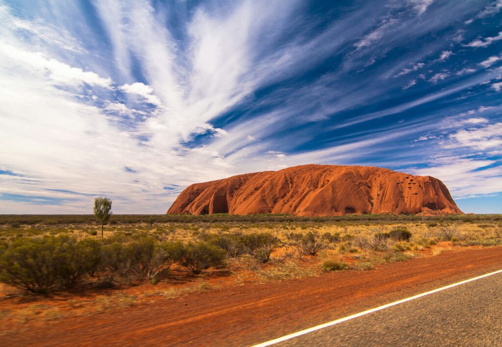 Uluru kõrbemaastikus tühja maantee lõpus