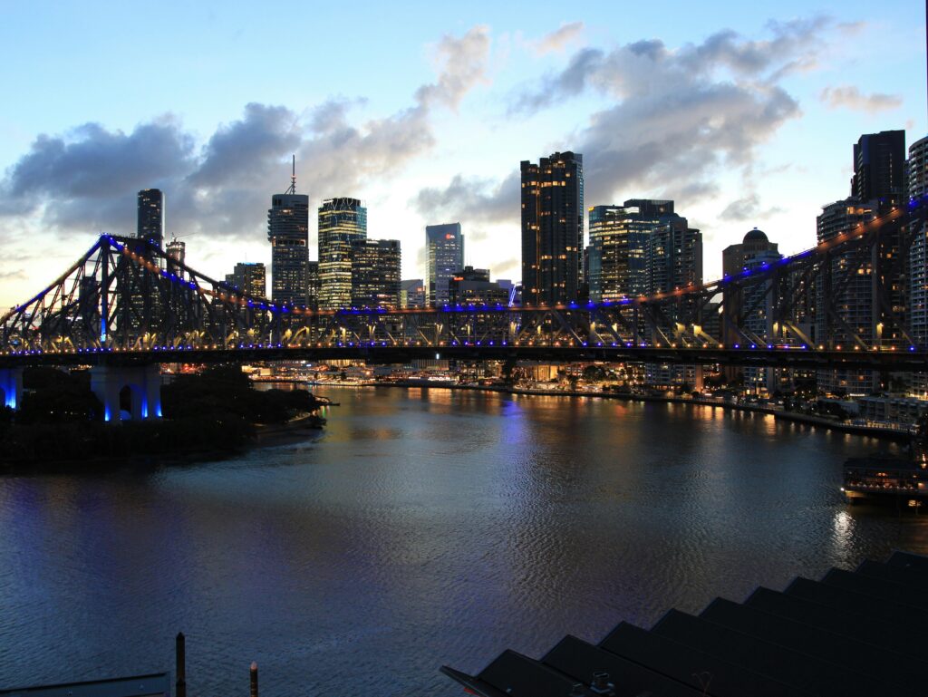 Brisbane'i kesklinna siluett ja valgustatud Story Bridge jõe kohal öösel