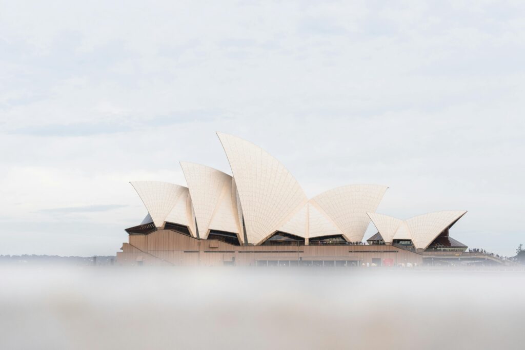 Sydney ooperimaja purjed valge udu ja hele taeva taustal